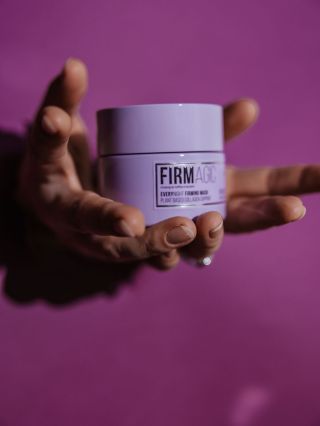 Ponoř se do noční regenerace s maskou INSTYTUTUM Firmagic: zatímco spíš, ona pracuje – vypíná, zpevňuje a probouzí pleť do...